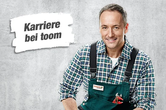 Lächelnde Person in Arbeitskleidung mit Zange